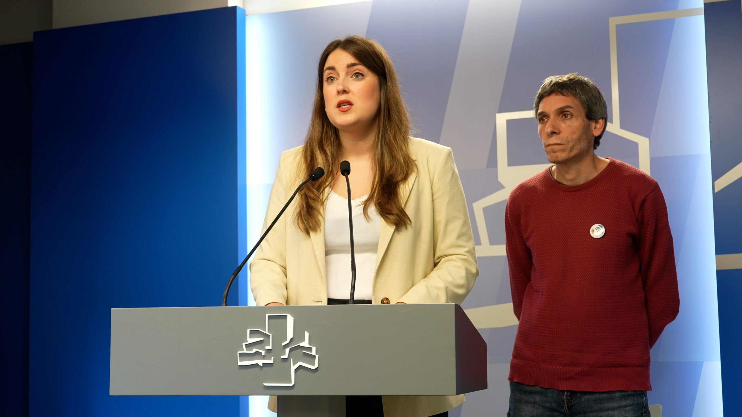 Sumarrek azalpen argiak eskatu ditu zainketa aringarrien protokoloei buruz, eta Osasun Sailari hausnarketa sakona eskatu dio, mediku bati lan-ordutegitik kanpo adingabe bat artatzeagatik egindako kargu-hartzearen harira